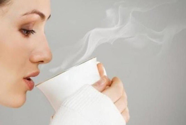 Uống nước ấm giúp thải độc ra khỏi cơ thể, đồng thời cải thiện các vùng da bị tổn thương do các gốc tự do. Nước ấm cũng làm tăng tính đàn hồi của da, nhờ thế mà da càng thêm săn chắc, mềm mịn và không có nếp nhăn. Nước ấm giúp cải thiện tuần hoàn máu, khiến da thêm khỏe mạnh.