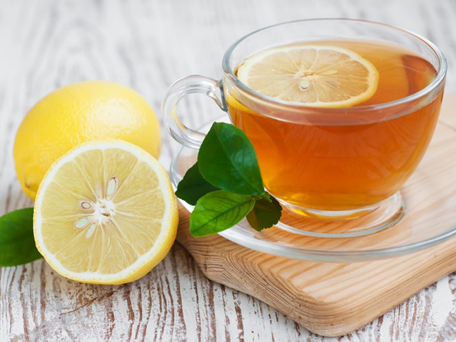 Mật ong: Mật ong pha với nước ấm, giúp bạn có thể dưỡng da hiệu quả từ bên trong. Mật ong rất giàu vitamin, khoáng chất và một số thành phần có tác dụng giữ ẩm. Vì vậy mật ong chính là cách giúp làn da bạn trở nên mềm mại, mịn màng.