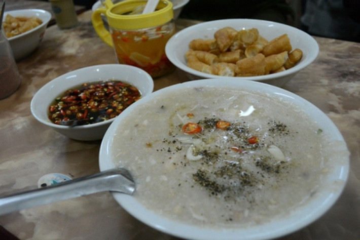 Cháo ve sầu cũng là một đặc sản. Cách chế biến: Nhộng ve rửa sạch, băm nhuyễn ướp với nước mắm, bột ngọt, chút đường, tiêu và hành củ băm để cho ngấm. Xào sơ nhộng ve rồi cho vào nồi cháo trắng đang nấu thêm chút tiêu, hành lá là có ngay một món cháo hấp dẫn ấm bụng.