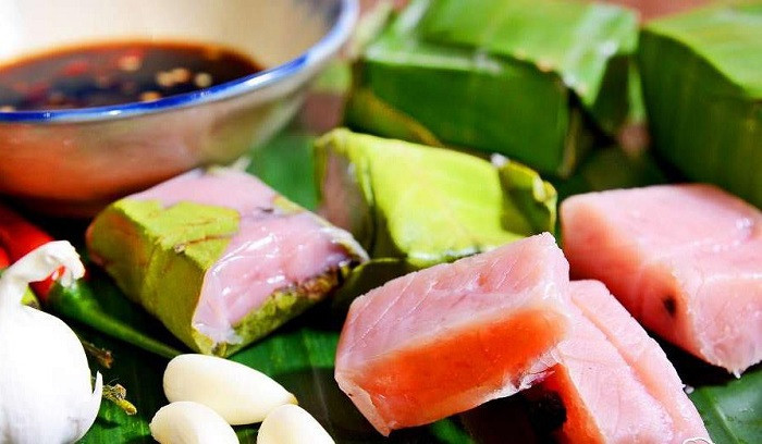 Nem chua chợ huyện: Đã bao giờ bạn nghe món nem chua chợ huyện nức tiếng nên mua về làm quà khi du lịch Quy Nhơn. Nem chua được gói bằng lá ổi để lên men, bên ngoài bọc lá chuối. Khi ăn trực tiếp có vị chua, dai còn khi nướng lên lại rất thơm mùi lá ổi.