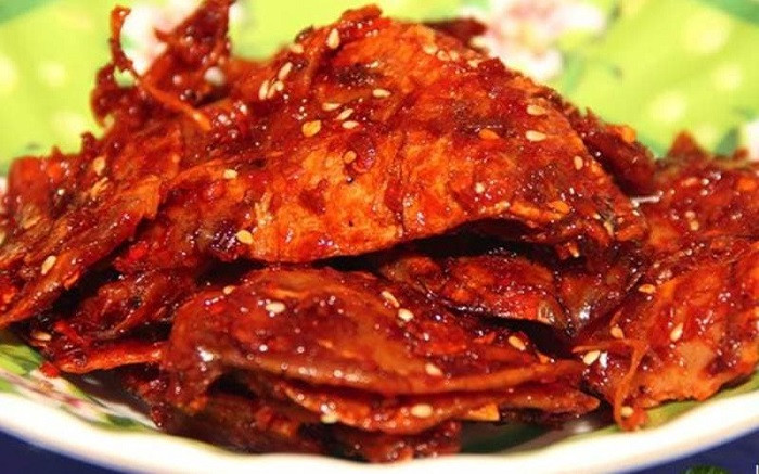 Mực rim tỏi ớt là món đặc sản Quy Nhơn mua về làm quà rất được yêu thích. Mực sau khi phơi khô được nướng sơ qua rồi tẩm các loại gia vị như mạch nha, ớt xào, tỏi… Mực rim tỏi ớt có vị ngọt, chua, cay sẽ là món nhâm nhi thích hợp khi du lịch về tụ tập bạn bè.