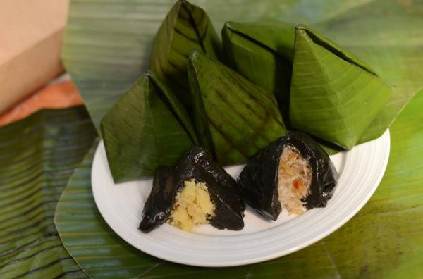 Bánh ít lá gai: Bánh ít lá gai ngon vừa dẻo, thơm; ăn vào có vị ngọt của đường, vị thơm của nếp, vị bùi của đậu xanh, hương cay nồng của gừng. Nếu chọn món đặc sản Quy Nhơn mua về làm quà này, lưu ý rằng chỉ có thể để bánh bên ngoài tầm 3-4 ngày.