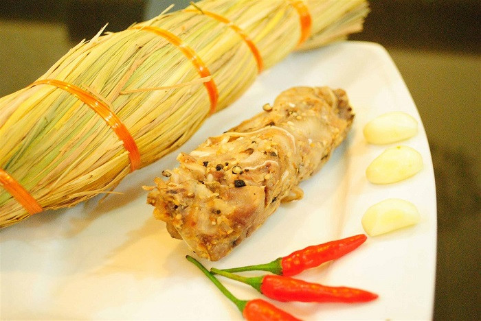 Tré Bình Định: Món đặc sản Quy Nhơn này thực ra đã có mặt ở hầu hết các tỉnh thành Trung Trung bộ thế nhưng nổi tiếng thơm ngon nhất vẫn là Tré Bình Định. Món ăn mang một hương vị rất riêng mà chỉ những con người ở Bình Định mới làm nên được.