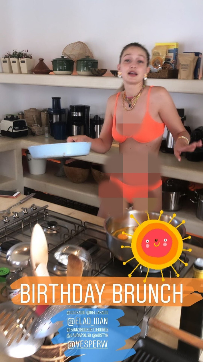 Gigi Hadid cũng khiến fa "xịt máu mũi" khi ăn vận gợi cảm vào bếp.