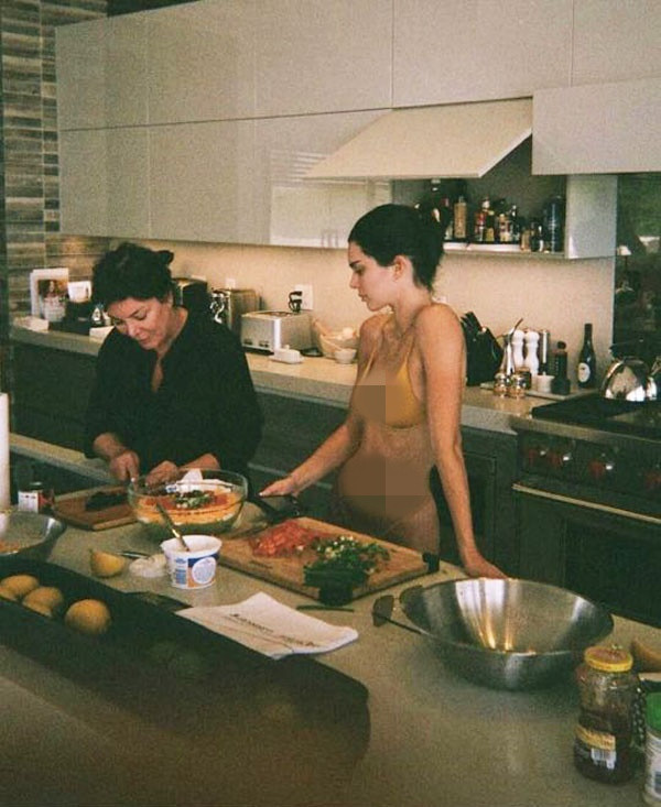 Chân dài đình đám Kendall Jenner không ngại ngần diện bikini vào bếp.