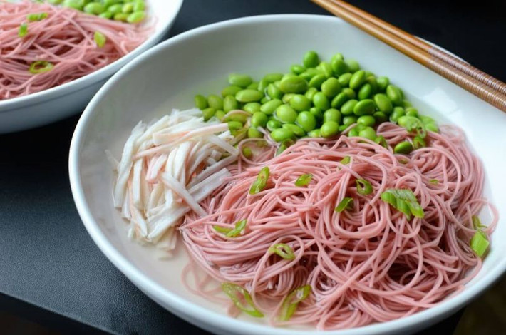 Mì lạnh hoa anh đào là món ăn giải nhiệt nổi tiếng, rất được người Nhật ưa chuộng, đặc biệt là vào mùa hè. Khi kết hợp với hoa anh đào, những sợi mì sẽ có màu và mùi vị của hoa.