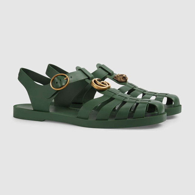 Được biết, mẫu sandal cao su cài khóa có tên là "Rubber buckle strap sandal". Theo thông tin từ hãng này, sản phẩm được làm từ cao su cao cấp và gia công hoàn toàn tại Ý.