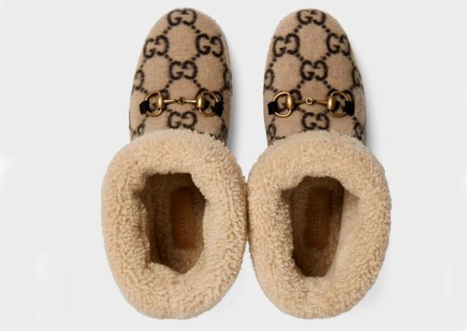 Mẫu dép mới của Gucci để đi trong nhà với mức giá 730 USD (17 triệu đồng). Một đại diện của Gucci giải thích: “Thiết kế lần này của hãng khá đặc biệt vì phần logo in trên thân giày được sử dụng lần đầu năm 1970 và phát triển từ ký hiệu Gucci nguyên bản những năm 1930”.