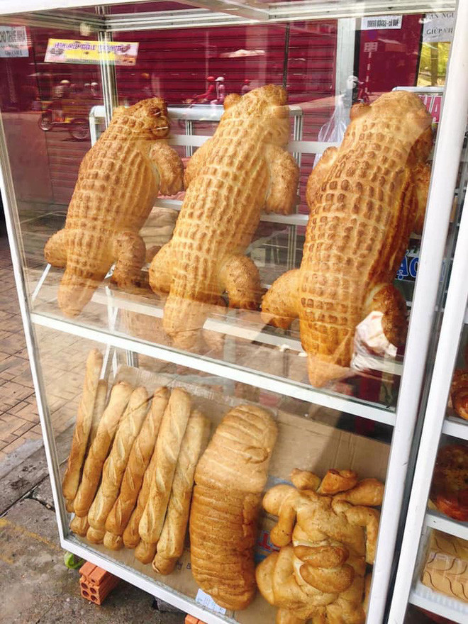 Không chỉ tạo hình độc đáo, chiếc bánh mì còn có kích thước "siêu to, khổng lồ" khiến nhiều người không khỏi tò mò về nguồn gốc của chiếc bánh.