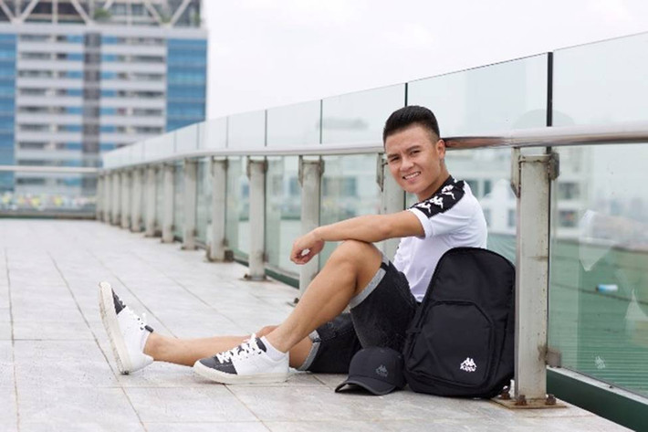 Áo polo, quần shorts và giày thể thao chính là những trang phục được Quang Hải yêu thích nhất.