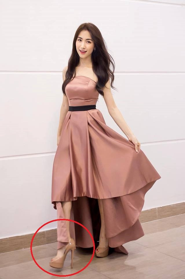 Hòa Minzy gây chú ý khi xuất hiện với đôi giày màu nude, gót nhọn khoảng 20 cm, phối cùng bộ đầm dáng dài.