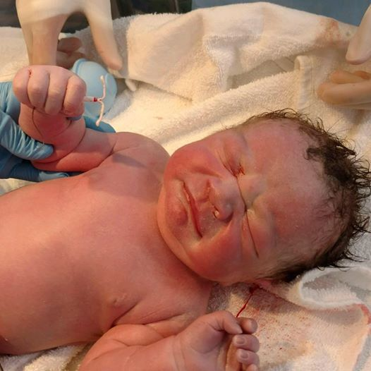 Trước đó, hình ảnh bé trai kháu khỉnh tên Dexter Tyler cầm chiếc vòng tránh thai của mẹ khi vừa chào đời ở Alabama (Mỹ) vào năm 2017 đã gây sốt mạng xã hội suốt nhiều năm.