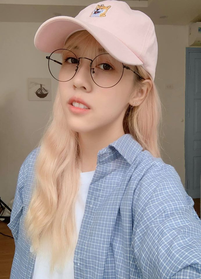 Hậu Hoàng còn phối thêm mũ lưỡi trai để nam tính hóa set đồ.