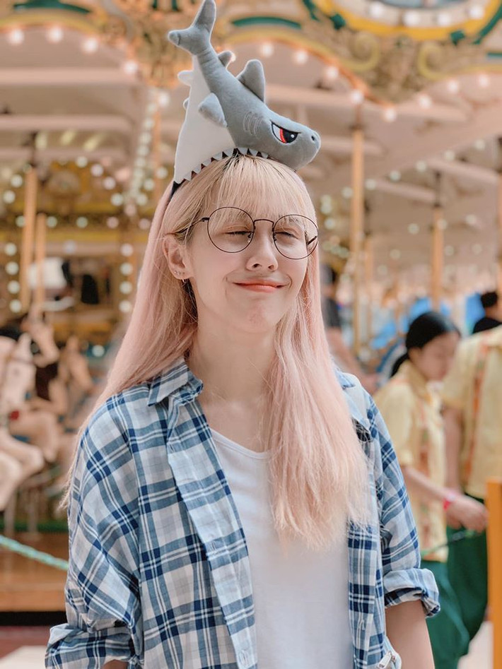 Cách phối đồ thường thấy của cô nàng là mix áo phông cùng sơ mi trắng kẻ cá tính.