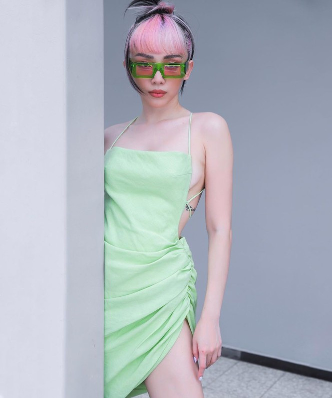 Trước đó, nữ ca sĩ cũng nhiều lần lăng xê các trang phục màu xanh lá vốn kén dáng này.