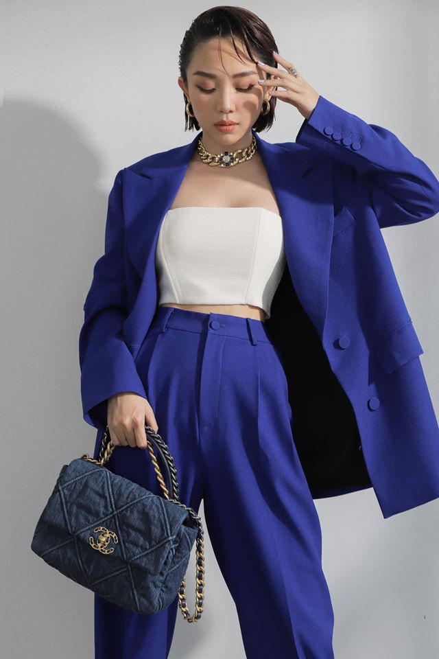 Tóc Tiên diện bộ suit xanh cổ điển phối cùng áo quây trắng tôn lên vóc dáng. Ảnh: FBNV. Video "Minh Hằng chia sẻ về phong cách thời trang". Nguồn: VTC.