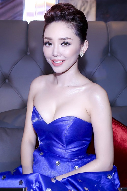 Nữ ca sĩ 8X khoe vẻ đẹp khó cưỡng với váy cúp ngực màu xanh nổi bật.