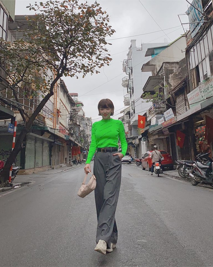 Đôi khi, chỉ với chiếc áo thun “kín cổng cao tường” màu xanh lá phối cùng quần ống rộng, người đẹp trông thần thái ngút trời khi xuống phố.