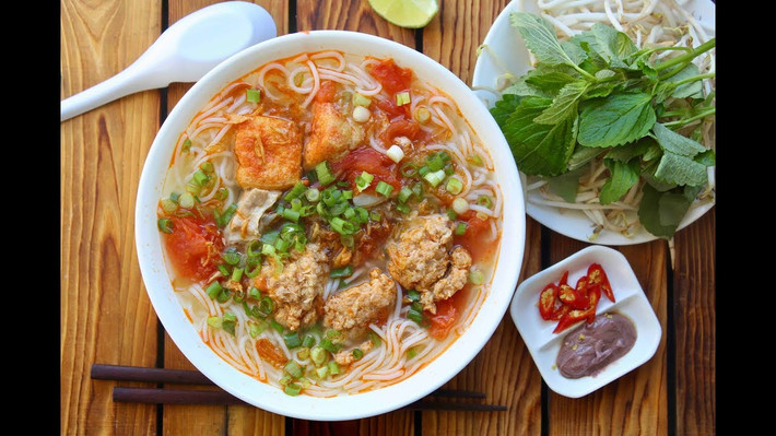 Bát bún gồm đầy ắp gạch cua, ốc, đậu rán, cà chua, thịt bò, giò tai... kèm đĩa rau sống. Bún riêu được bán nhiều ở các cửa hàng từ bình dân tới sang chảnh tại Hà Nội.