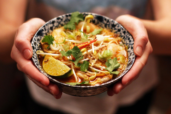 Bún Laska có lịch sử hơn 1.000 năm và gắn với người Peranakan. Thành phần chính của món ăn gồm: sợi bún to, đậu phụ, chả cá, trứng, thịt gà, tôm, sò huyết, giá đỗ...
