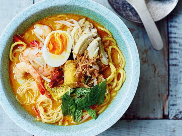 Món này có 4 phiên bản khác nhau: Curry laska có vị béo ngậy và mùi thơm đặc trưng từ cà ri, Asam laksa vị chua cay, Sarawak laksa có mùi thơm từ cá và Nyony laksa có vị ngọt từ nước dùng ninh từ xương. Du khách có thể thưởng thức đặc sản này ở Singapore, Malaysia, Indonesia và Thái Lan.