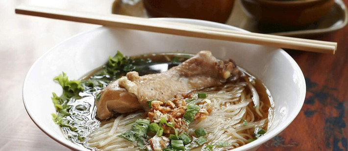 Yunnan Guoqiaomixian (Mỳ gạo Vân Nam) còn có tên gọi khác là "Mỳ gạo qua cầu" và cũng chính là đặc sản làm nên tên tuổi cho các quán ăn ở Vân Nam, Trung Quốc. Món này ăn cùng nước gà ninh nhừ, cá, thịt, trứng, các loại thảo mộc và gia vị đặc trưng của người dân Trung Quốc. Ảnh: Internet.