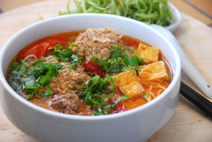Bún riêu Hà Nội lọt top các món ăn làm từ sợi mì gạo ngon nhất châu Á. Đây là một trong những món ăn tạo dấu ấn trong lòng du khách.