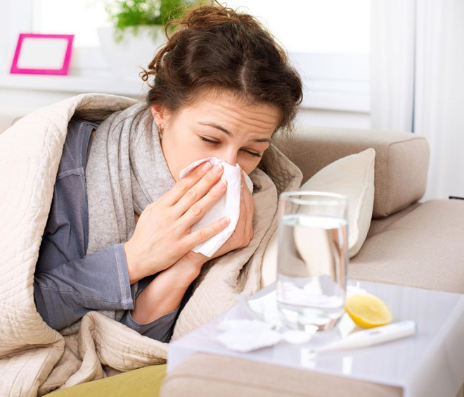 Gây suy yếu miễn dịch: Khi bạn uống nước lạnh ngay sau bữa ăn, nó có thể tạo ra chất nhầy dư thừa bên trong cơ thể. Điều này làm giảm chức năng của hệ thống miễn dịch, khiến bạn dễ bị bệnh hơn. Các vấn đề thường gặp do uống nước lạnh bao gồm sổ mũi, ho, cảm lạnh, đau họng... Ảnh: Michiganradio.