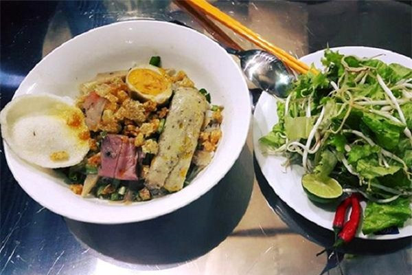 Với những ai không quen, chỉ cần đi ngang qua quán bún mắm cua “thối” cũng có thể ngửi thấy mùi thum thủm của cua đồng, ủ một đêm cho lên men.