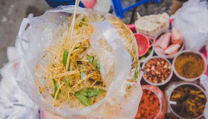 Bánh tráng trộn: Ở đa số nơi khác, người bán thường sử dụng loại bánh tráng mỏng, sợi nhỏ. Trong khi đó, khu vực Hồ Con Rùa thiên về loại bánh tráng dày, dẻo và mịn hơn, đồng thời sợi cũng được cắt to hơn.