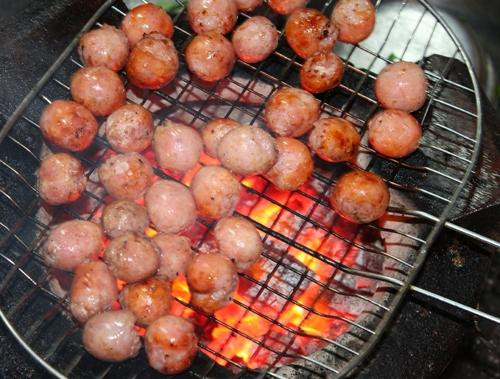 Hồ lô nướng: Cái tên món ăn làm cho thực khách liên tưởng đến những viên kẹo hồ lô ngọt ngào nhưng không phải như vậy. Chỉ có tên hình dáng và tên gọi là giống nhau xong hương vị và nguyên liệu thì lại khác. Món ăn này đích thực là xúc xích được làm từ thịt lợn và tạo hình như viên kẹo hồ lô, có lẽ vì giống nhau nên mới có tên gọi như vậy.