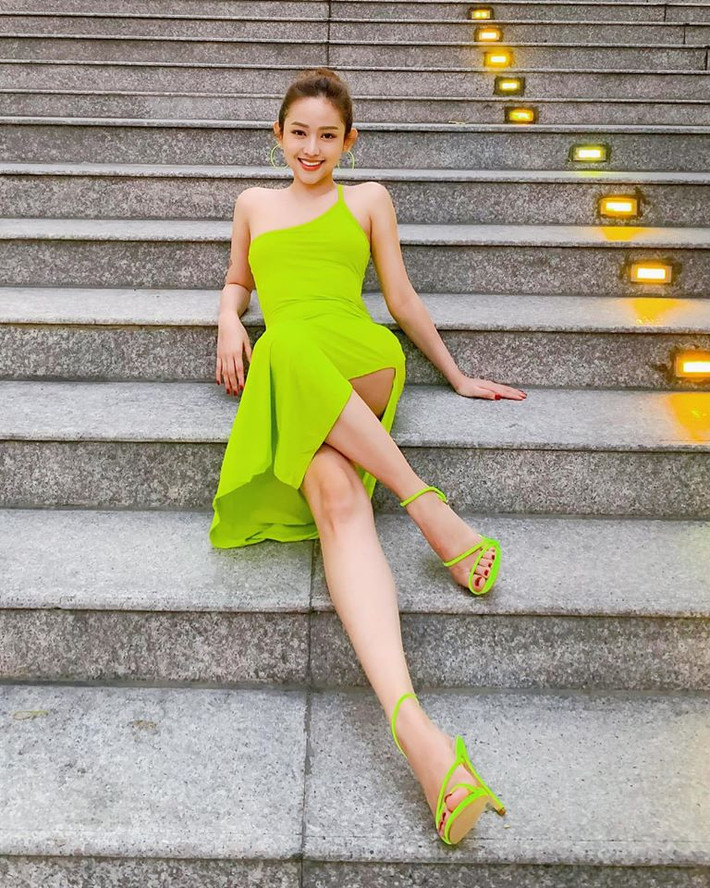 Thúy Vi chọn cả set đồ màu xanh nõn chuối hay còn được gọi là xanh neon, nổi nhất phố.