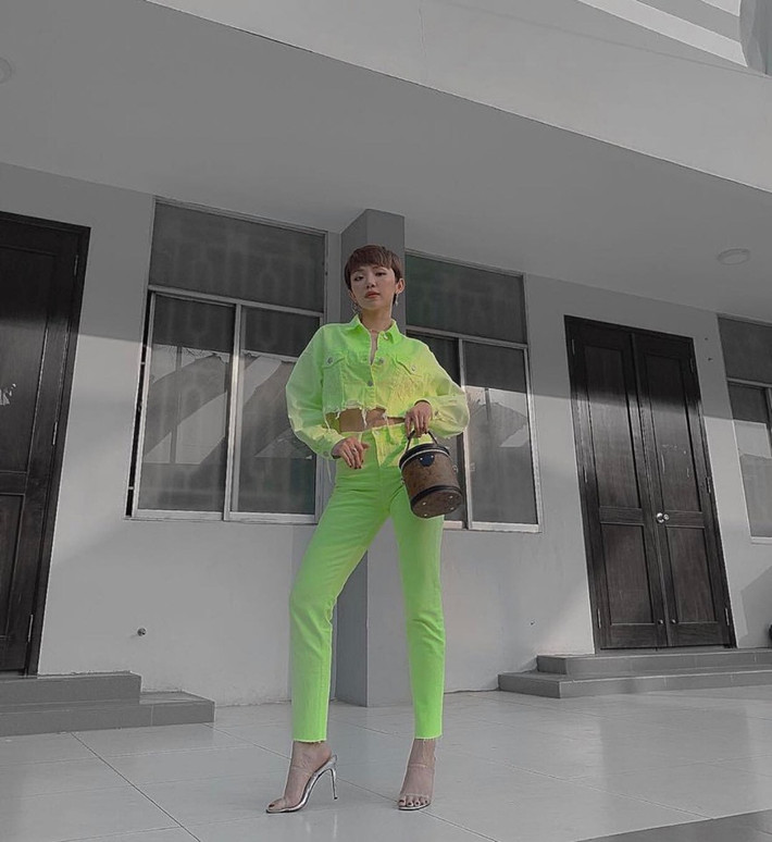 Tóc Tiên chọn trang phục màu neon với chất jean, tạo nên sự cá tính, mạnh mẽ và rất bắt mắt, đón đầu xu hướng.