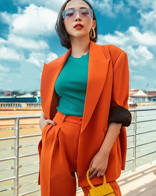 Khi mặc đồ màu cam neon cực chóe, Tóc Tiên luôn chú trọng trang điểm tông xuyệt tông để tránh cảm giác lòe loẹt kém sang. Ảnh: FB, Internet. Video "Minh Hằng chia sẻ về phong cách thời trang". Nguồn: VTC.