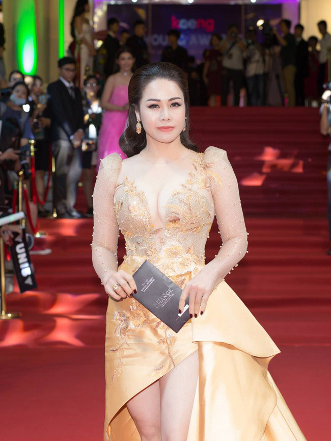 Hầu hết những chiếc váy của cô đều có điểm chung đó là khoét sâu chữ V khoe vòng 1 hút mắt.