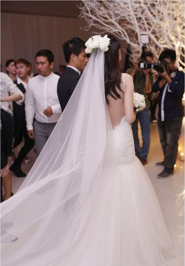 Bộ váy này được kết toàn bộ bằng đá Swarovski cao cấp có giá tới nửa tỷ đồng. Ảnh: Internet. Video "Minh Hằng chia sẻ về phong cách thời trang". Nguồn: VTC.