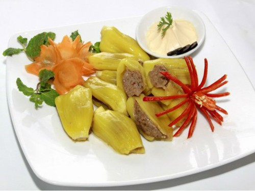 Mít chín nhồi thịt hấp. Mít chọn loại chín tới để mít còn giòn. Hành hoa, rau mùi ta nhặt rửa sạch thái nhỏ. Cho thịt vào bát to thêm hành hoa, rau mùi thái nhỏ vào trộn đều. Dùng muỗng múc từng ít hỗn hợp thịt cho vào giữa múi mít. Nhồi lượng thịt vừa phải để không làm múi mít bị rách hay nứt.
