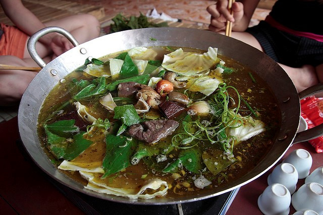 Món thắng cố là một món ngon từ thịt ngựa mang đậm nét văn hóa ẩm thực của người Mông và làm nên danh tiếng cho vùng núi Tây Bắc. Món ăn phải được chế biến từ ngựa thì mới ngon. Thắng cố là một phiên bản lẩu đặc biệt, món ăn này thật sự là một bữa yến tiệc thu nhỏ, người H’Mông nấu chín từng bộ phận của con vật bốn chân này trong một cái chảo khổng lồ rồi đem bán ở các khu chợ phiên.