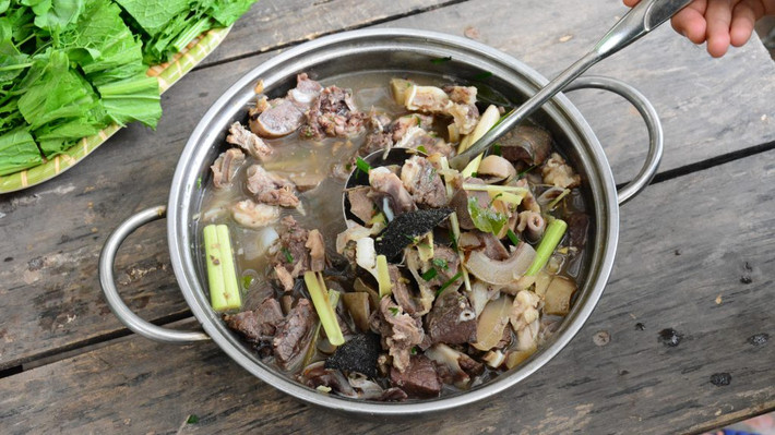 Ngựa không phải là động vật nhai lại nên nội tạng của ngựa rất giòn và ngon. Chính vì thế, món thắng cố ngựa chính là món đặc trưng của vùng đất Tây Bắc mà khi ai lên Sapa đều không quên thưởng thức món ăn này.