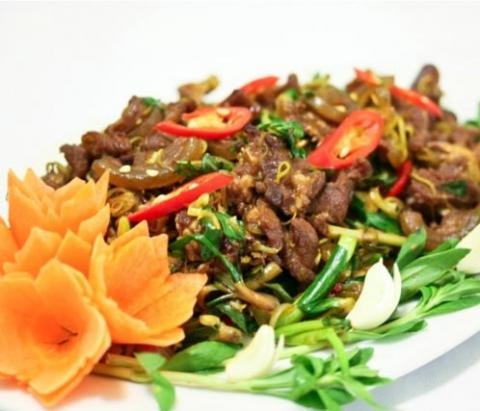 Thịt ngựa xào lăn.