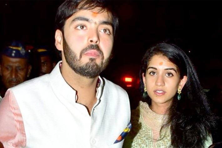 Vì thể trang Anant Ambani thuộc dạng béo lâu năm nên cần có các bài tập toàn thân với cường độ cao. Cụ thể, anh đi bộ hơn 20km mỗi ngày. Theo các nghiên cứu được thực hiện bởi ĐH Harvard, 30 phút đi bộ nhanh sẽ đốt cháy khoảng 150 calo. Theo đó, bạn càng đi bộ và càng nhanh, bạn sẽ càng đốt được nhiều calo. Ngoài ra, anh còn kết hợp thêm tập tạ, yoga và các bài tập cardio cường độ cao.