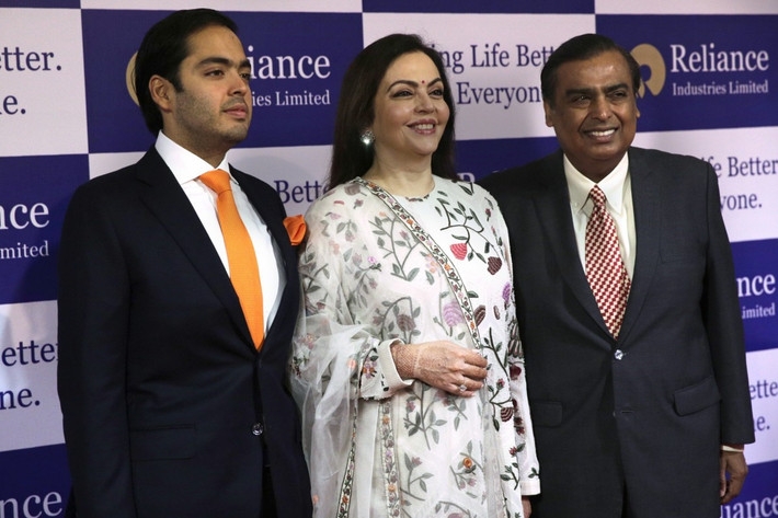 Giờ đây, Anant Ambani được xem là một trong những người đàn ông độc thân đắt giá nhất Ấn Độ thời điểm hiện tại. Ảnh Anant Ambani (trái) chụp cùng bố mẹ. Ảnh: Internet. Video "Hiểm họa từ thuốc giảm cân". Nguồn: VTC.