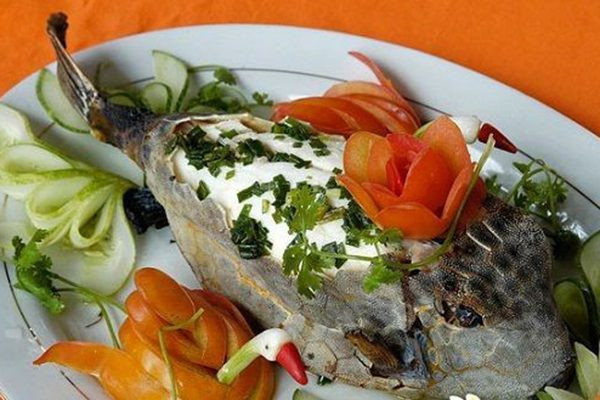 Ngoài ra, bạn có thể thưởng thức cá bò hòm hấp. Món ăn này được chế biến theo một công thức khá đơn giản nhưng lại giữ được trọn vẹn vị ngon của cá bò hòm. Bạn không cần phải chuẩn bị những gia vị cầu kỳ mà vẫn thưởng thức được cái hương vị thơm ngon, hấp dẫn của cá bò hòm đấy. Thịt cá bò hòm không tanh nên khi hấp có kết hợp với một số loại gia vị như hành lá, ớt, gừng lại càng làm nổi bật vị ngon của thịt cá.