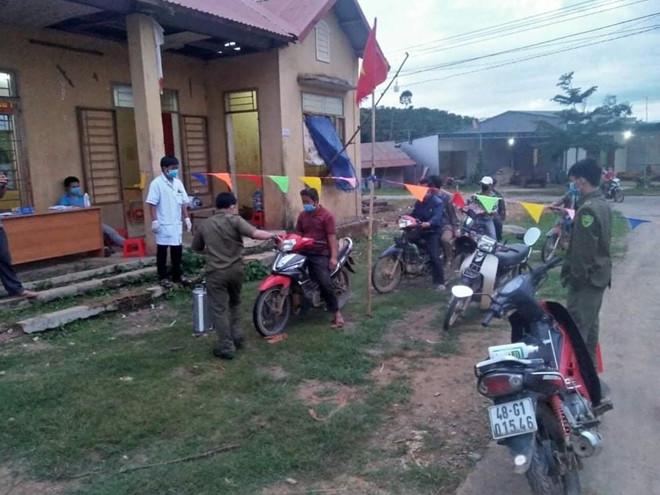 Khu cách ly ổ dịch bạch hầu tại xã Quảng Hòa, huyện Đăk Glong có hai chốt ở đầu khu dân cư 71 hộ, mỗi chốt có hai dân quân và một công an túc trực. Họ ăn uống và ngủ nghỉ ngay tại chốt, trong nhà văn hóa của thôn. Ảnh: CAND.