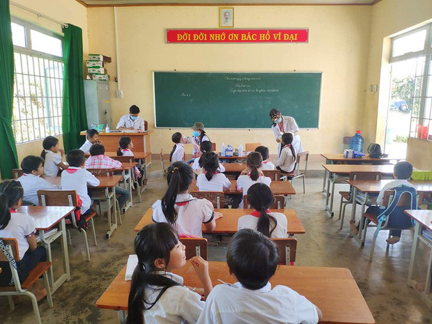 Nhân viên y tế lấy mẫu các trường hợp nghi ngờ tiếp xúc gần với các ca nhiễm. Ngành Y tế Đăk Nông đã lấy tổng cộng 572 mẫu xét nghiệm bạch hầu. Hơn 1.200 người đang được điều trị dự phòng. Ảnh: Người Lao động.