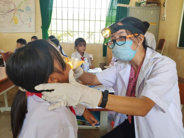 Hiện tỉnh Đăk Nông ghi nhận 12 ca dương tính bạch hầu, một trong số đó đã tử vong. Ba điểm dịch ở xã Đăk R'măng, xã Quảng Hòa, cùng huyện Đăk Glong (cách nhau khoảng 40 km); xã Đăk Sôr, huyện Krông Nô (cách hai điểm còn lại khoảng 70 km) cơ bản được khoanh vùng, khống chế. Ảnh: CAND.