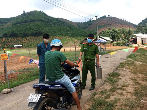 Tất cả đều phải tuân thủ “nội bất xuất, ngoại bất nhập”, mọi giao dịch đều thông qua các chốt kiểm dịch để ngăn ngừa phát tán dịch bệnh ra ngoài. Ngoài việc cách ly, ngành y tế cũng đã tiến hành phun hoá chất khử trùng toàn bộ 2 cụm dân cư và một số địa điểm như trường học, Trạm y tế xã. Ảnh: Người Lao động.