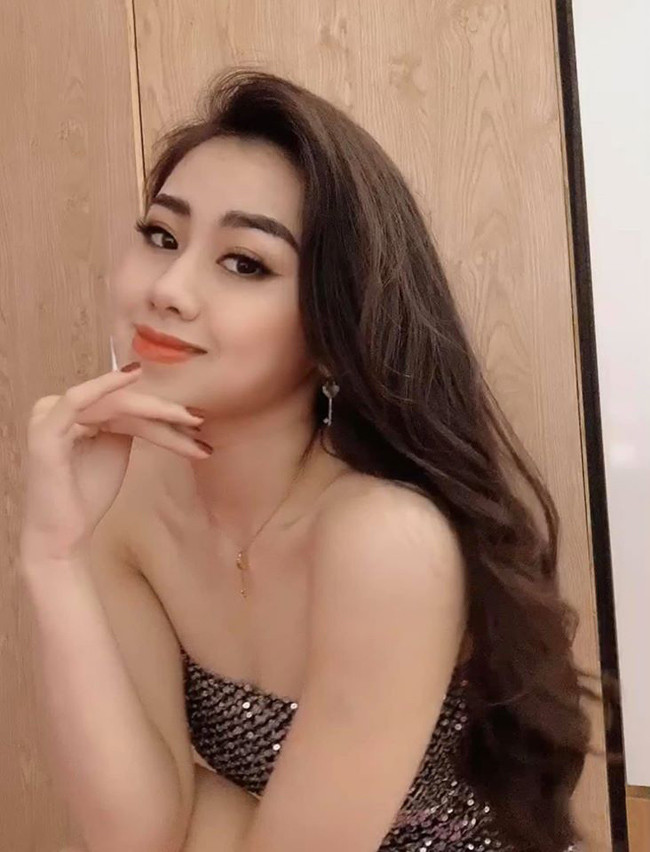 Các kiểu đầm hai dây sexy không thiếu trong tủ đồ của nàng MC 9X.