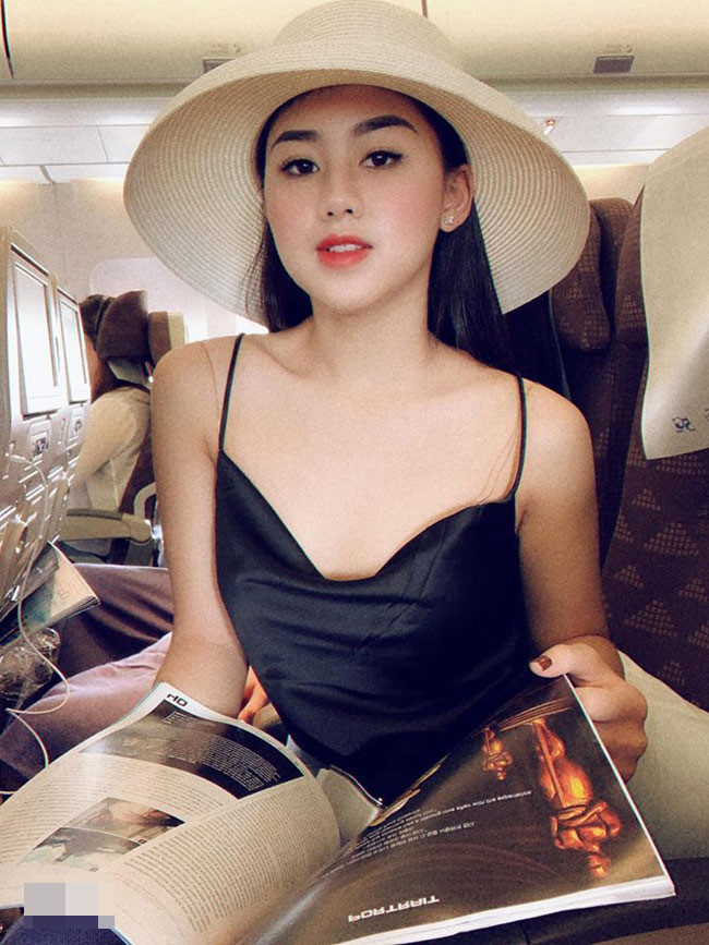 Ngoài ra, Ngọc Mai đặc biệt yêu thích các mẫu váy áo hai dây khoe bờ vai thon thả và vòng một căng tràn.
