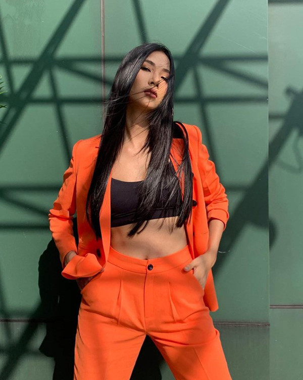 Hoàng Thùy chọn bộ suit tông cam nổi bật cho trang phục dạo phố.